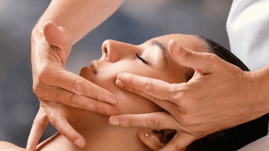La gym faciale pour une peau plus tonique : techniques asiatiques à essayer cet hiver