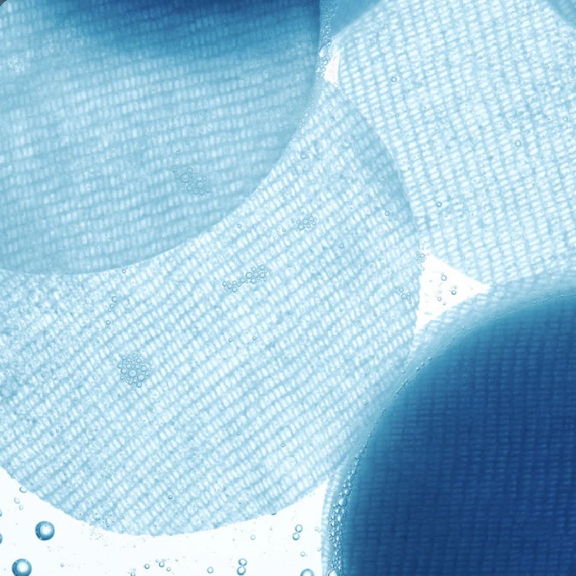 Isntree Pads rafraîchissants au zinc et à l'acide hyaluronique texture