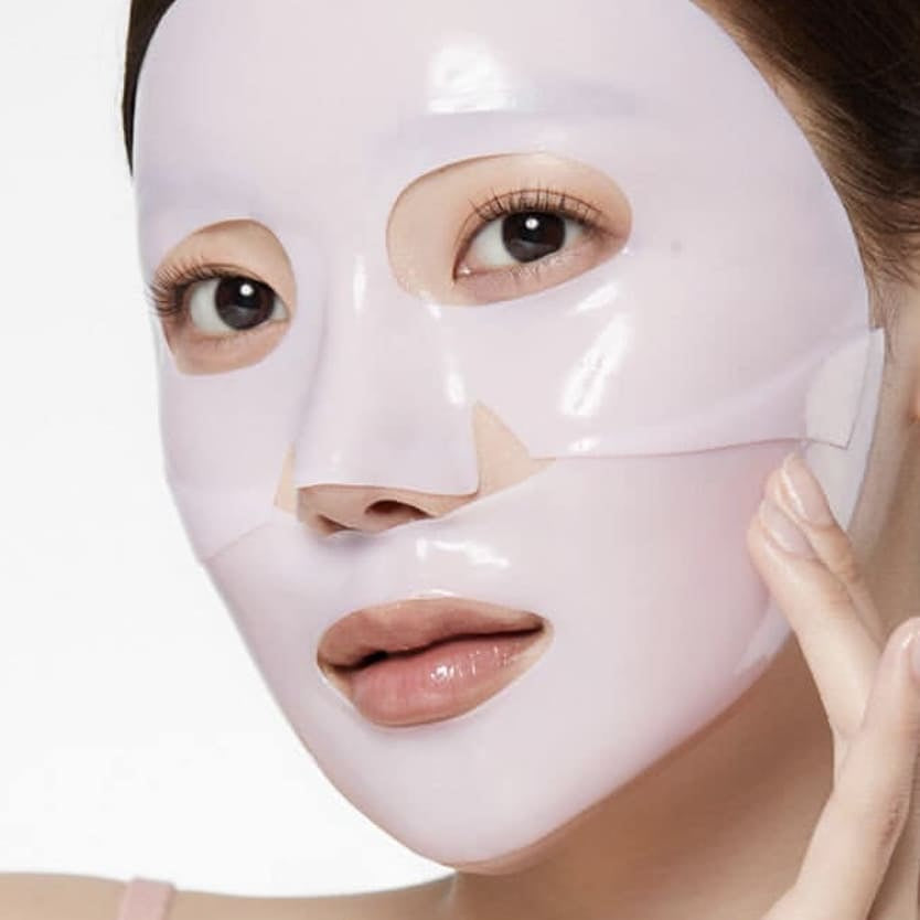 Medicube Masque en gel au collagène rose PDRN sur visage d’une femme