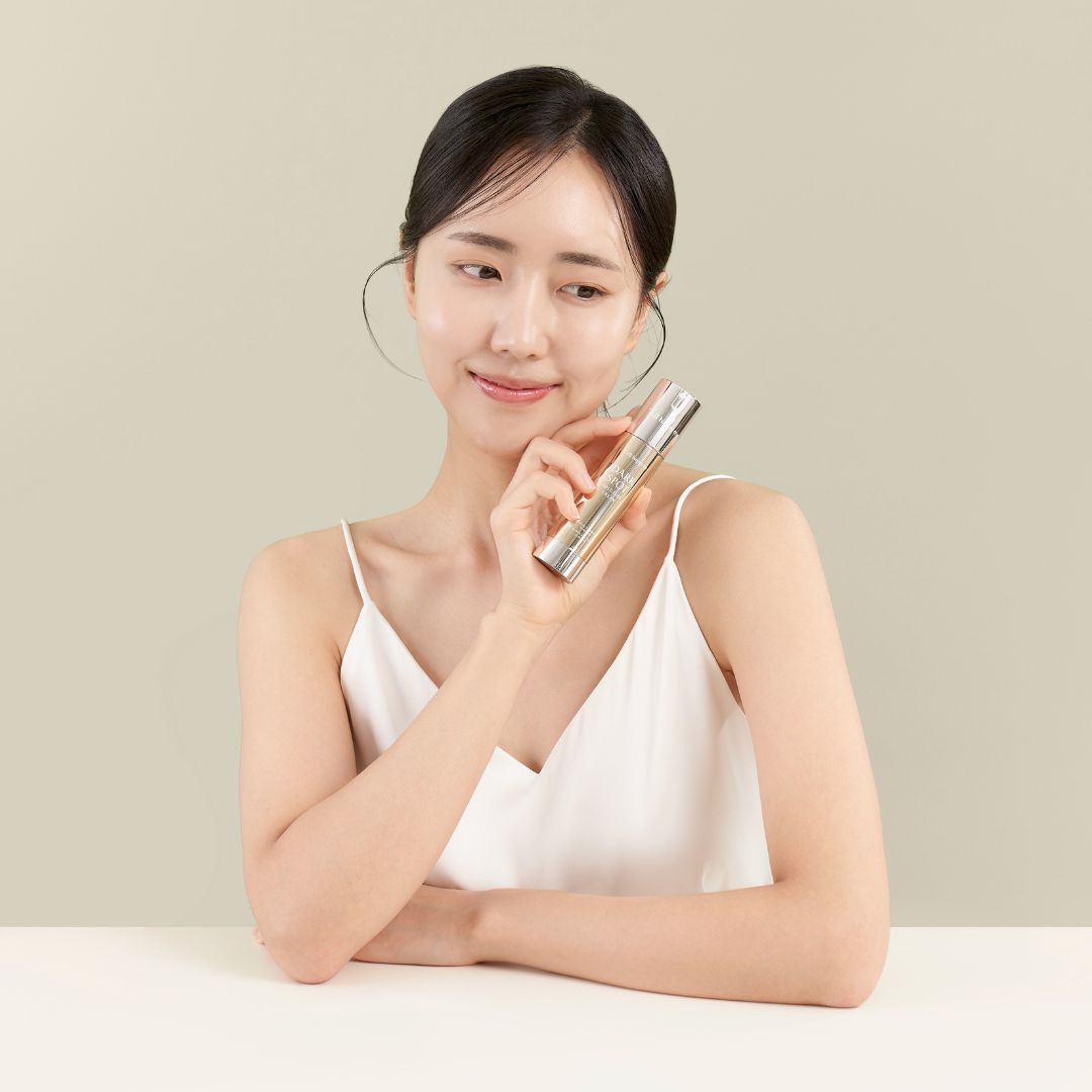 Cell Happy Co crème hydratante anti-tâches avec une femme