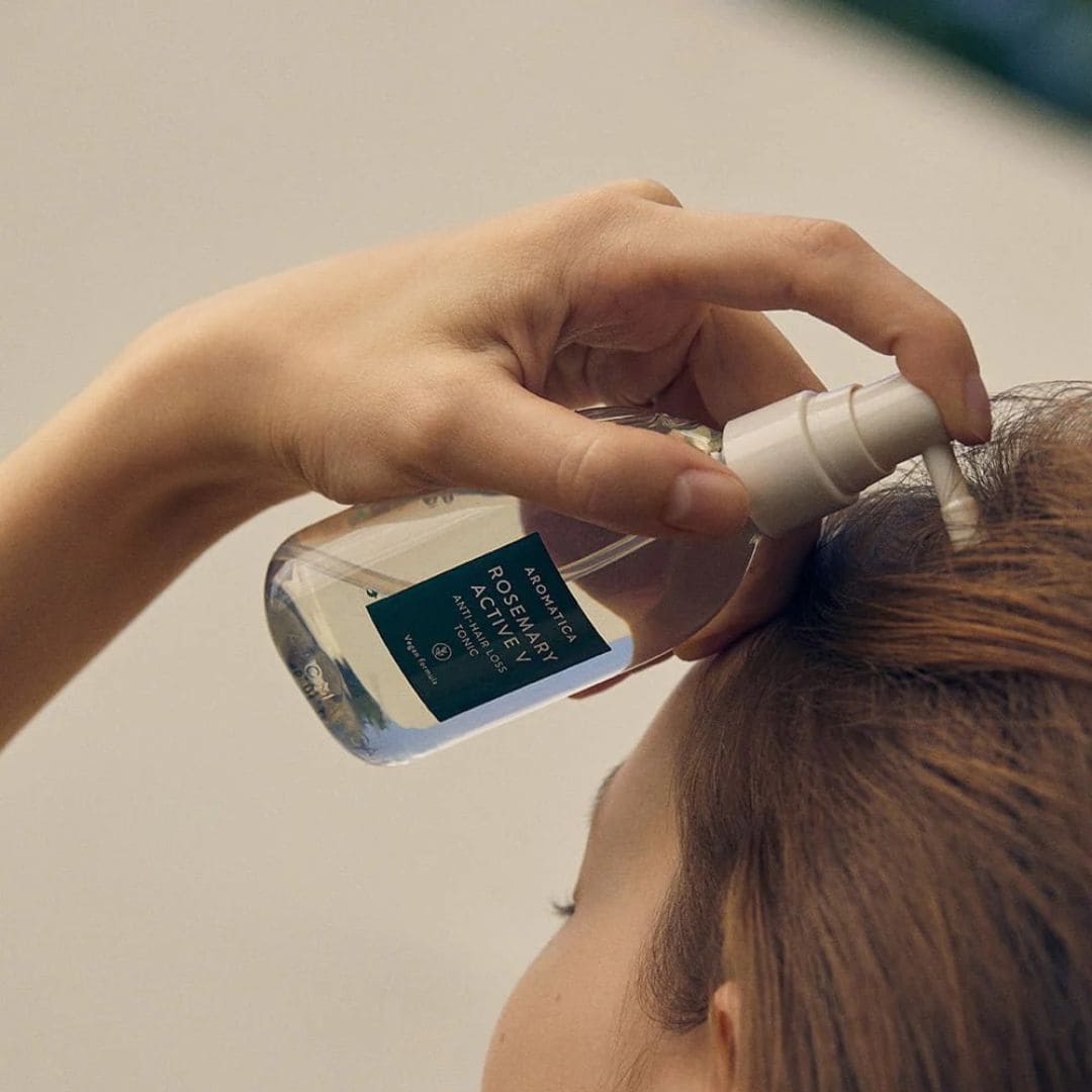 cheveux d'une femme avec le tonique aromatica au romarin