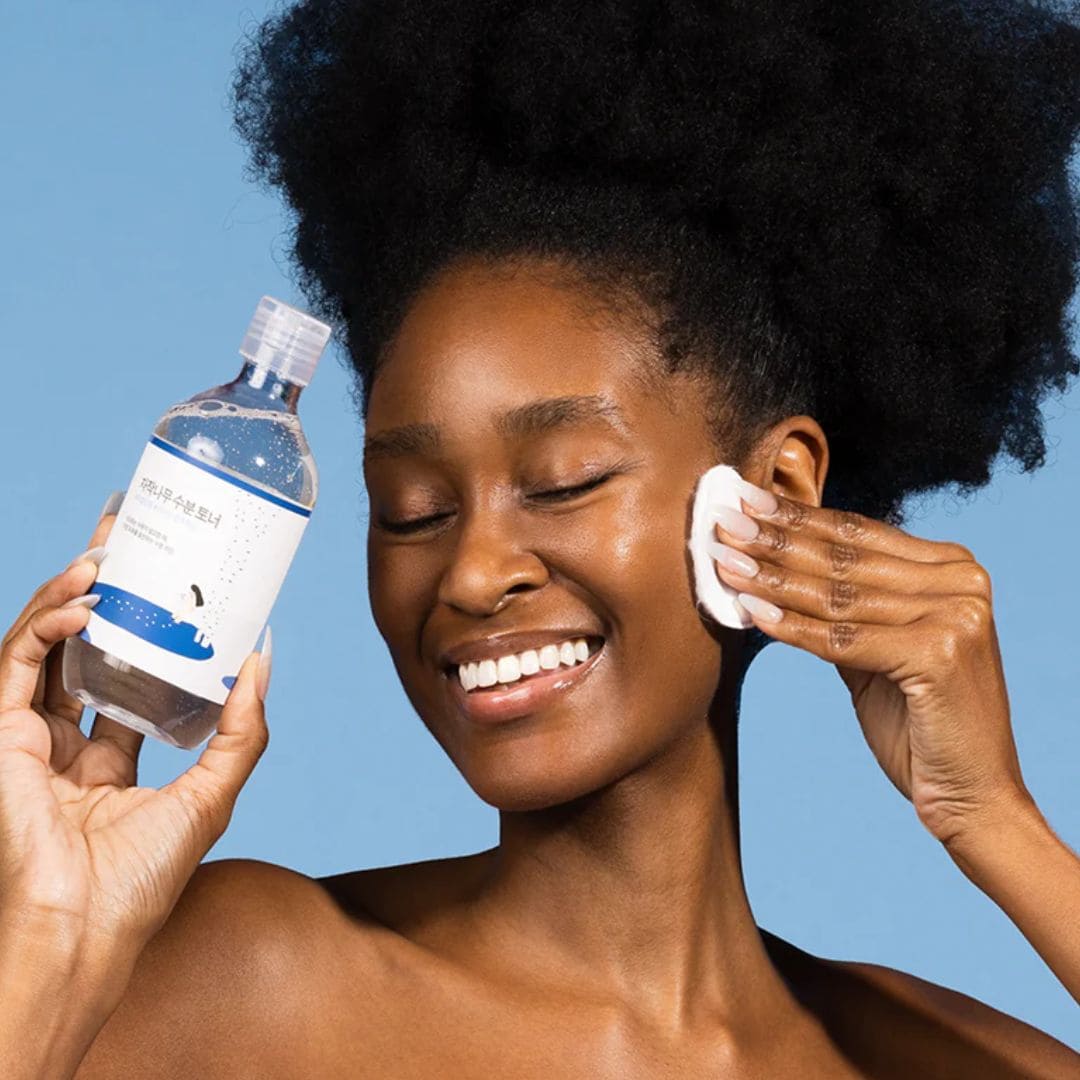 Round Lab Toner hydratant au jus de Bouleau avec un visage