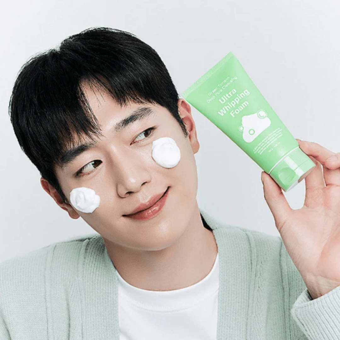 Sungboon Editor Mousse nettoyante ultra-riche pour les pores à la tomate verte texture avec un homme