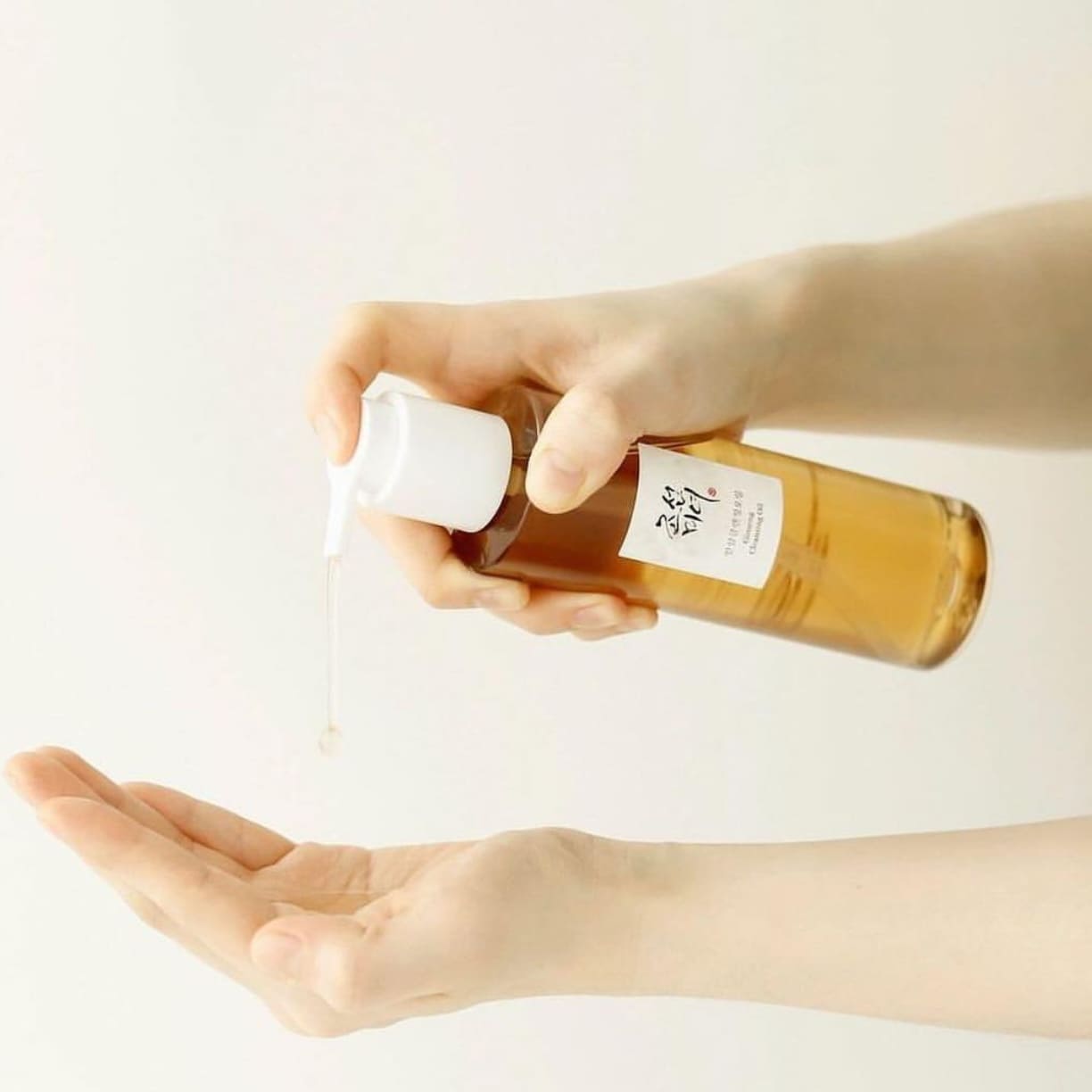 Beauty of Joseon Huile nettoyante au ginseng avec une main