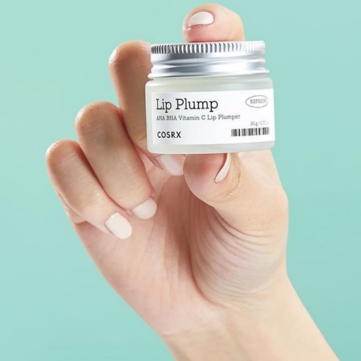 COSRX repulpeur rafraichissant pour les lèvres avec une main
