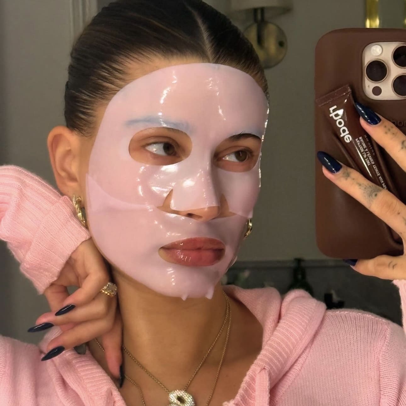 Hailey Bieber avec le masque Medicube