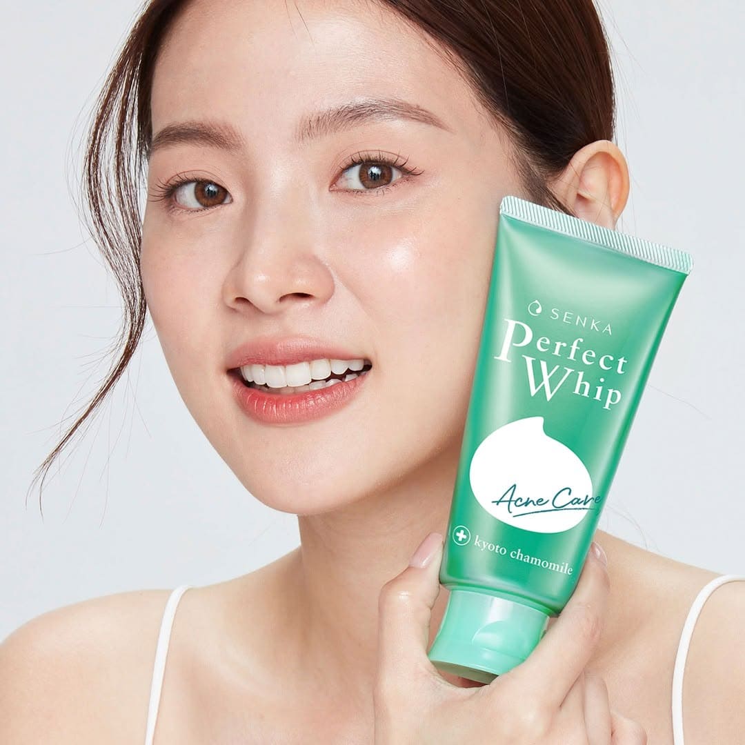Shiseido Mousse nettoyante anti-acné Senka Perfect Whip avec un visage féminin
