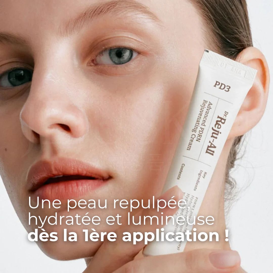 Femme tenant dans sa main la crème hydratante et régénérante au PDRN de Dr. Reju-All 
