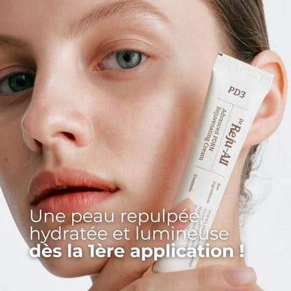 Femme tenant dans sa main la crème hydratante et régénérante au PDRN de Dr. Reju-All 