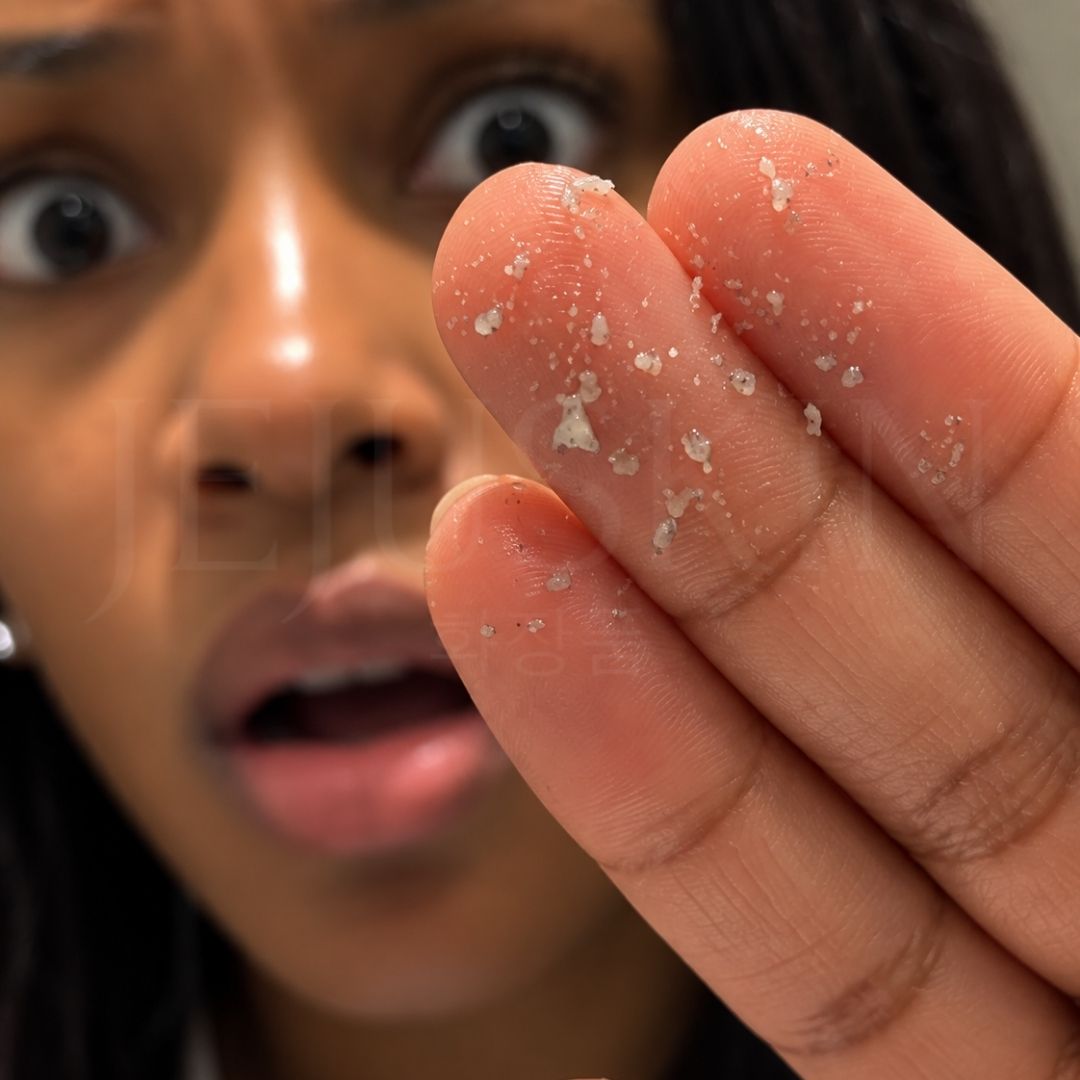 La texture de l'exfoliant visage doux à l’acide hypochloreux de Medicube