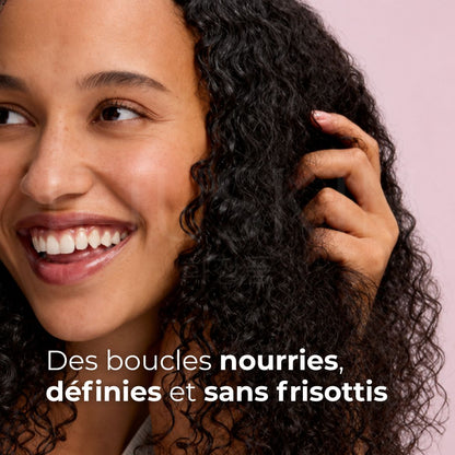 Image d'une fille avec des belles boucles après utilisation de l'essence capillaire Unove volume et boucles de Dr. Forhair