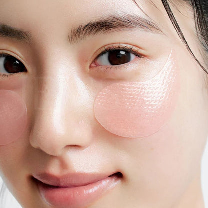 Femme qui a les patchs en gel pour les yeux au PDRN d'Abib