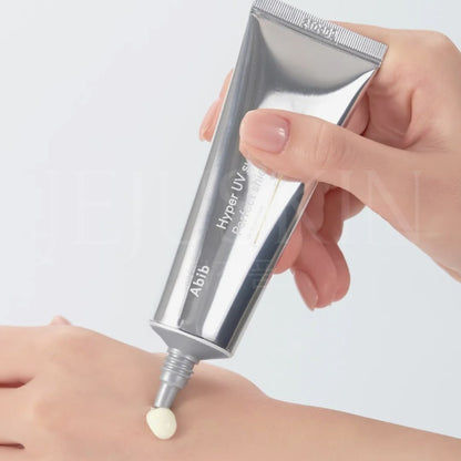 La texture de la crème solaire hydratante Hyper UV Perfect Shield d'Abib