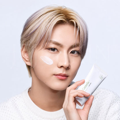 Idol de Kpop avec la crème solaire apaisante à la centella SPF50+ de Mixsoon