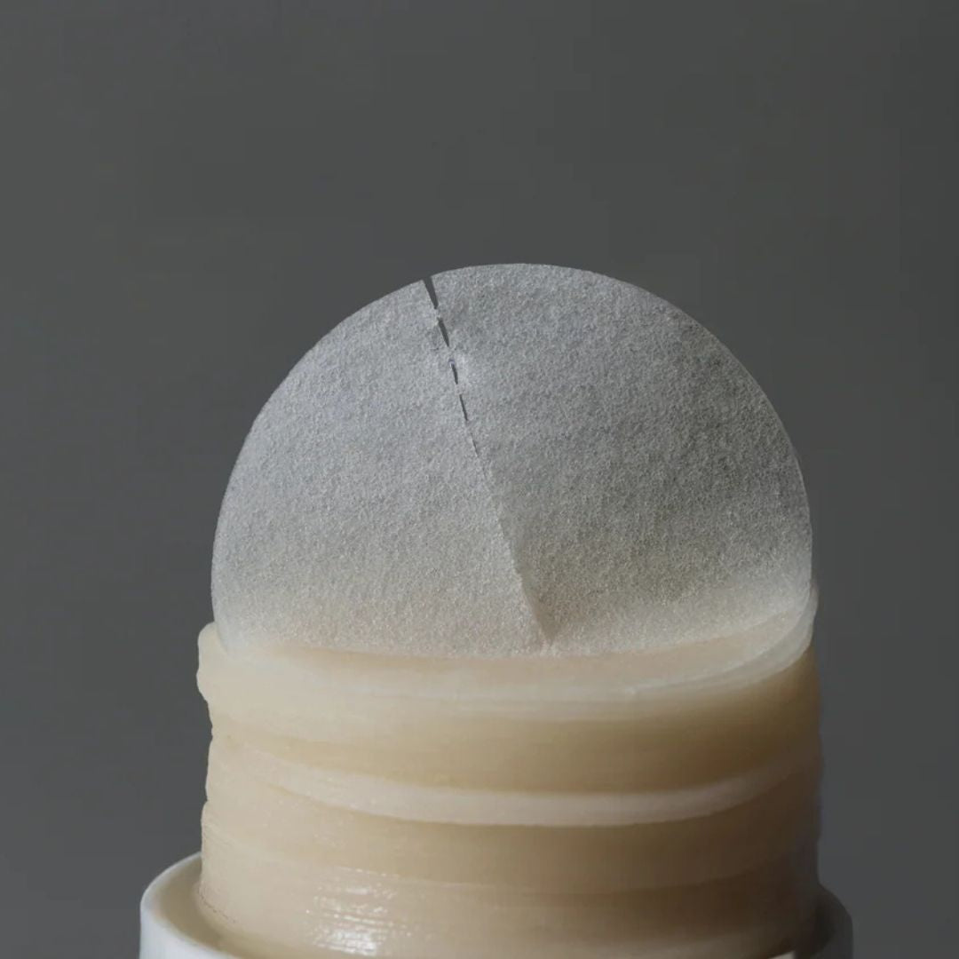 La texture des pads hydratants pour les peaux sensibles Eau Calm d'Equlib