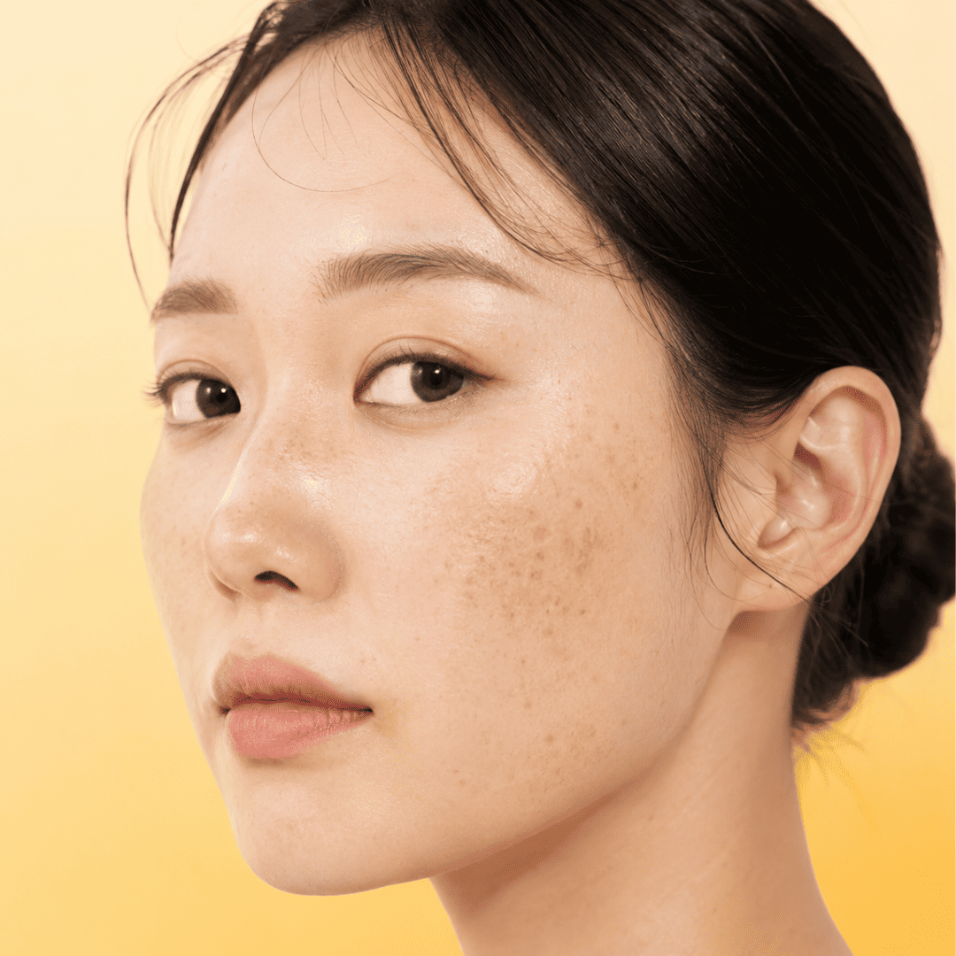 Femme qui utilise le peeling anti-taches à l’acide kojique et curcuma de Medicube