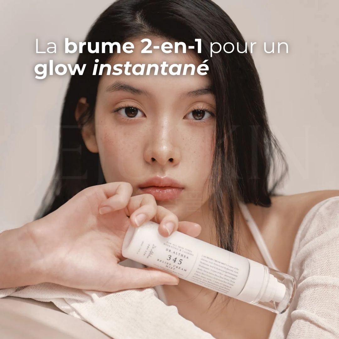 Image d'une femme tenant la brume hydratante et apaisante 345 de Dr.Althea