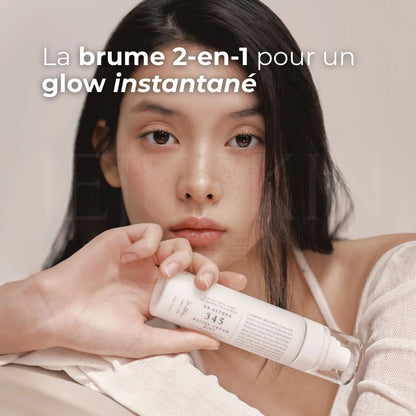 Image d'une femme tenant la brume hydratante et apaisante 345 de Dr.Althea