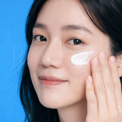 Un visage d'une femme qui applique la la crème hydratante Aqua Squalane de S.Nature