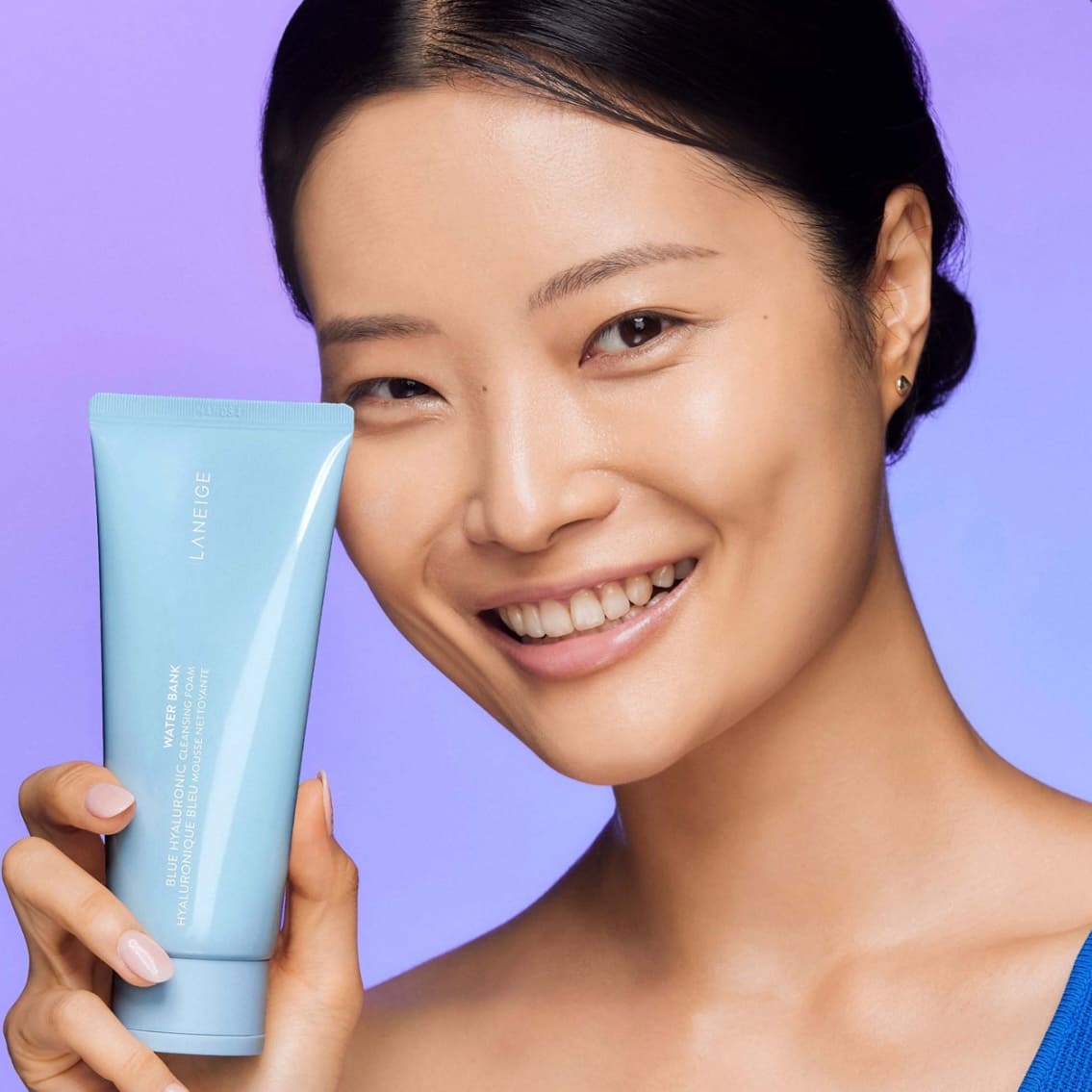 Laneige Mousse nettoyante Water Bank à l'acide hyaluronique bleue avec une femme