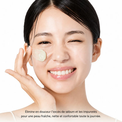 Fille qui utilise le nettoyant purifiant au thé vert + LHA pour pores et sébum d'Arencia