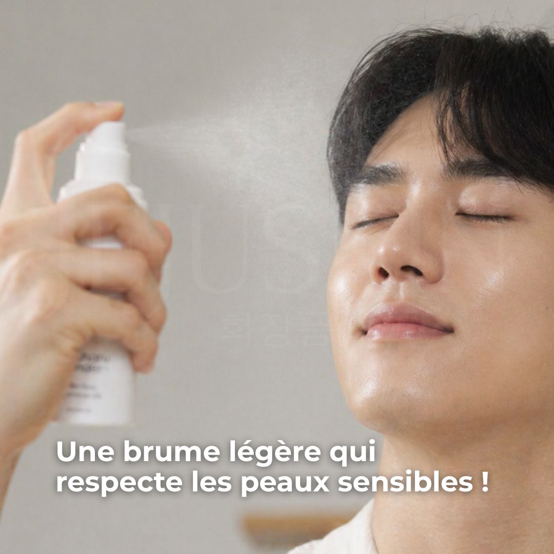 Image d'un homme qui utilise la brume hydratante au riz noir aux probiotiques et NAD+ 2% d'Haruharu Wonder