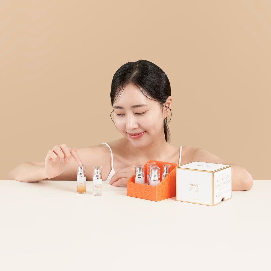 Cell Happy Co sérums de vitamine C pure avec une femme