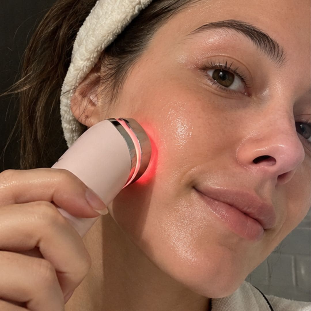Utilisation du Booster pro 2 de MEdicube à la maison par une femme