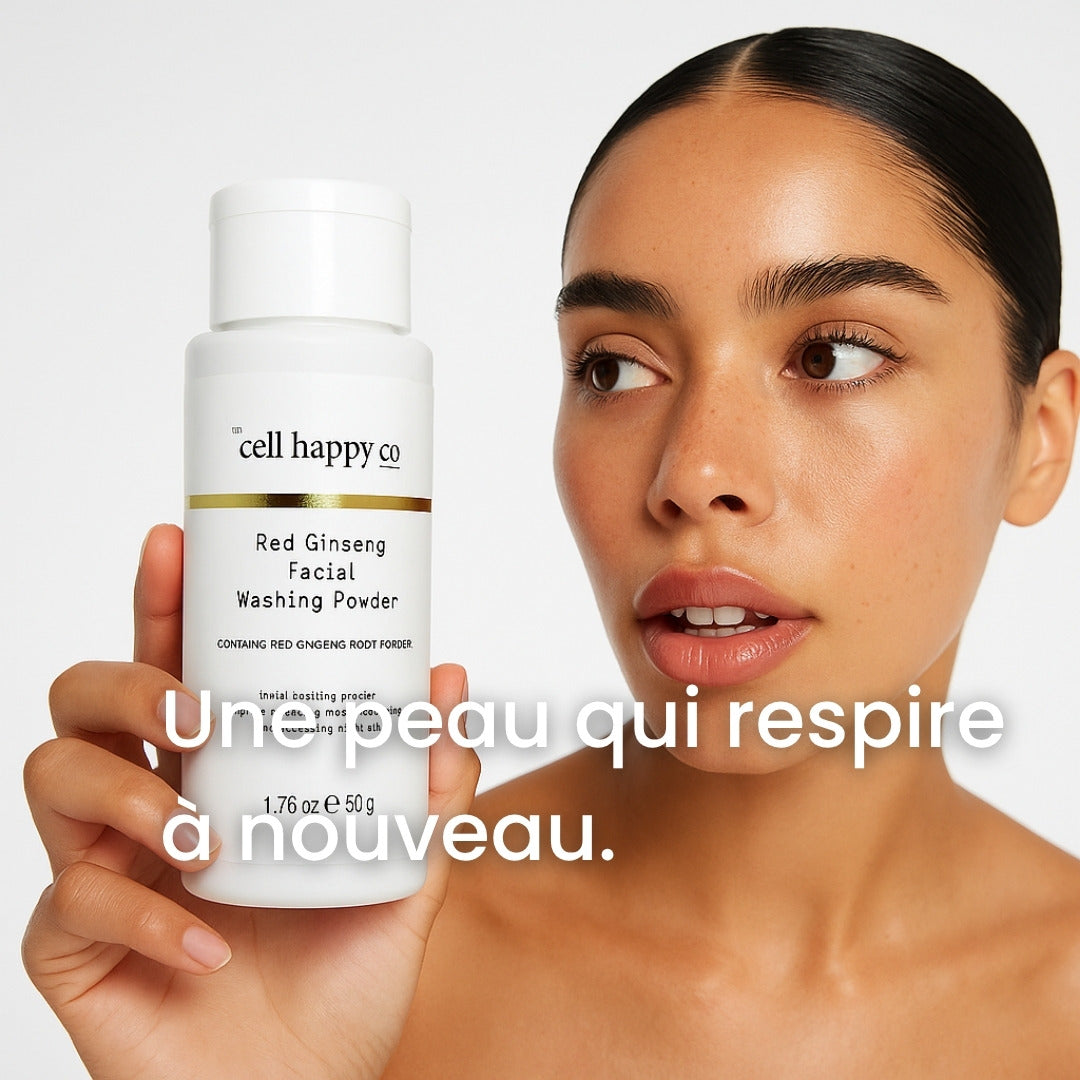 Femme tenant la poudre nettoyante Cell Happy Co, peau nette et lumineuse.