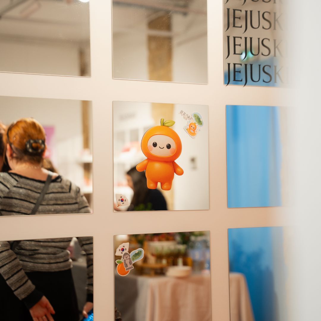 Mascotte Jejuskin sur une vitre
