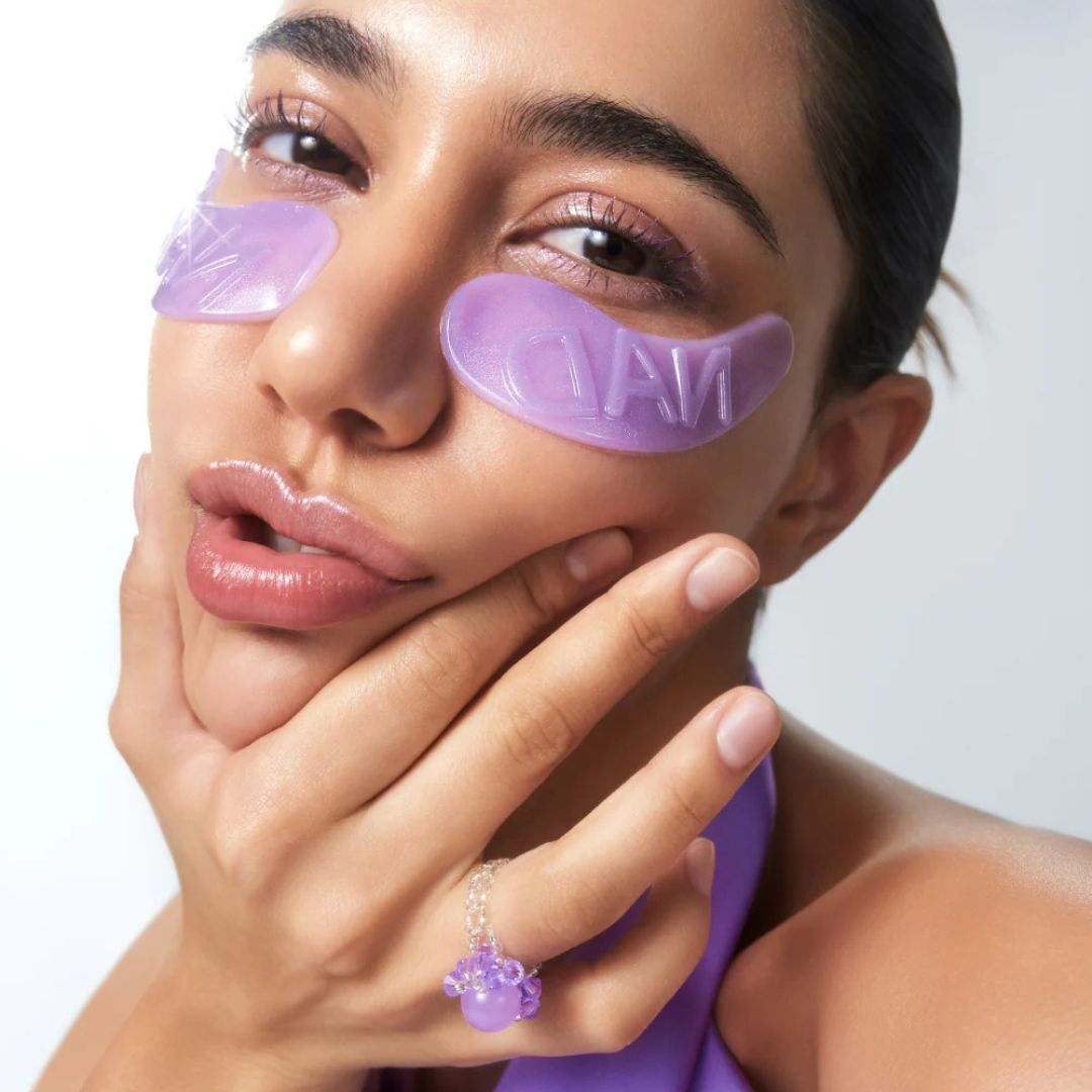Visage d’une femme avec les patchs contour des yeux revitalisants NAD+