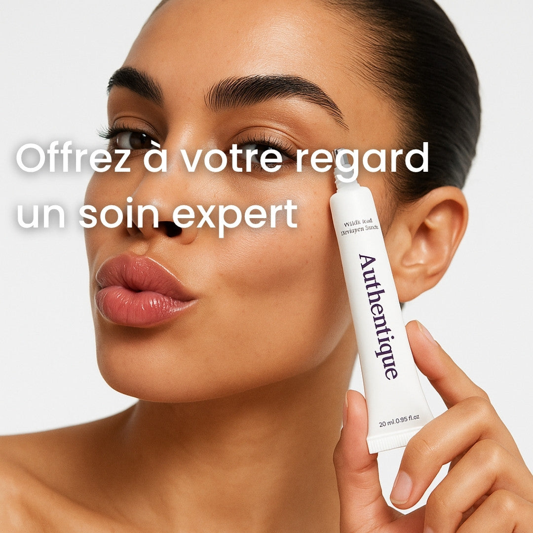 Femme appliquant la crème liftante Authentique sur le contour des yeux.