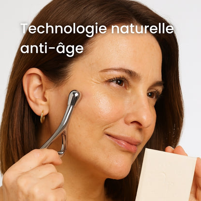 Femme utilisant le roller Gua Sha Authentique autour des yeux.