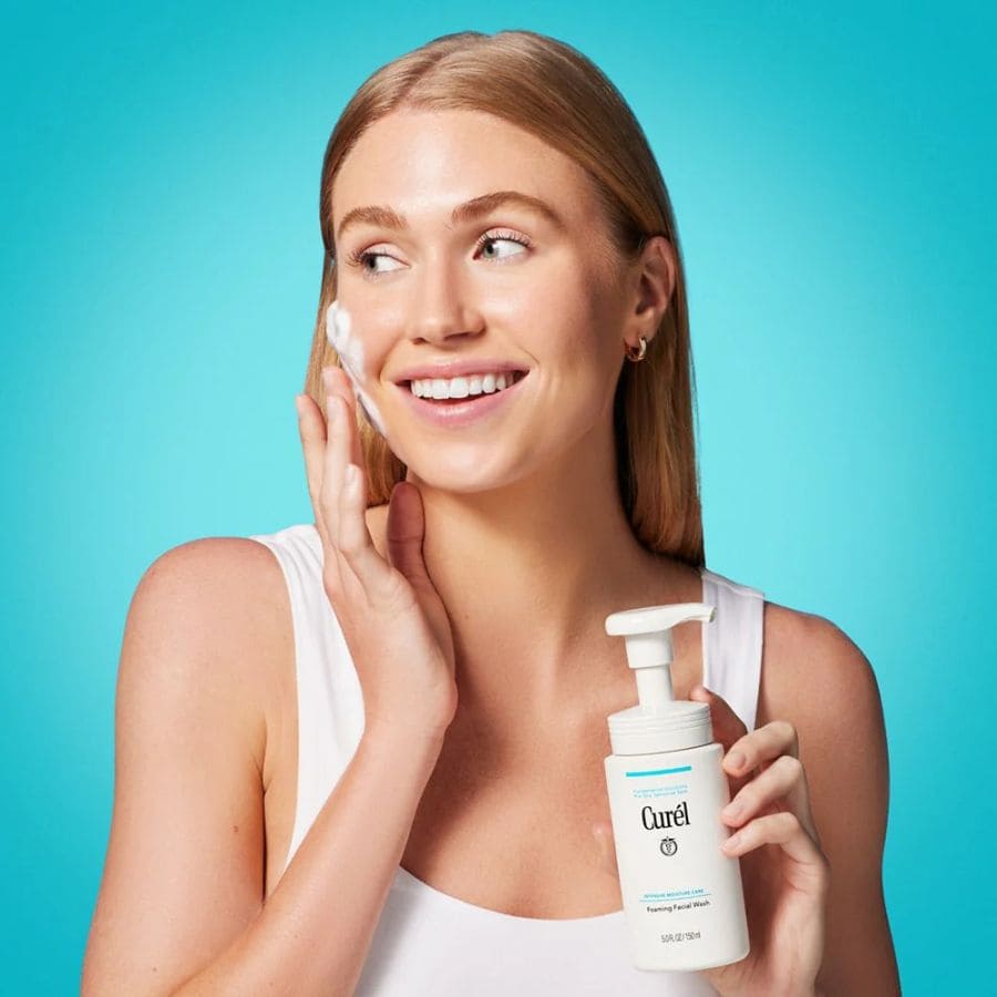 Kao mousse nettoyante intense et hydratante Curel avec une femme