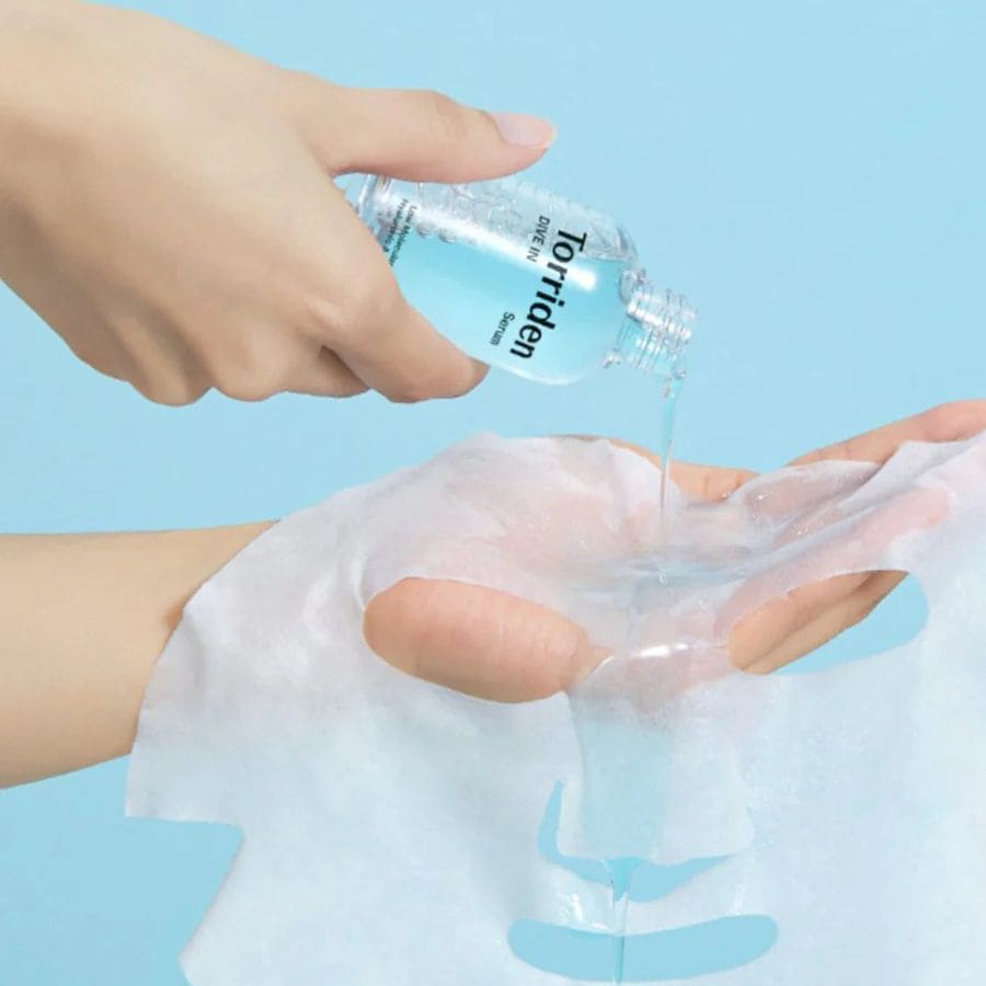 Le sérum Torriden dive in appliqué sur un masque