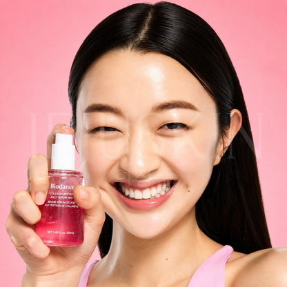 Image d'une femme qui utilise la brume sérum au collagène peptide de Biodance