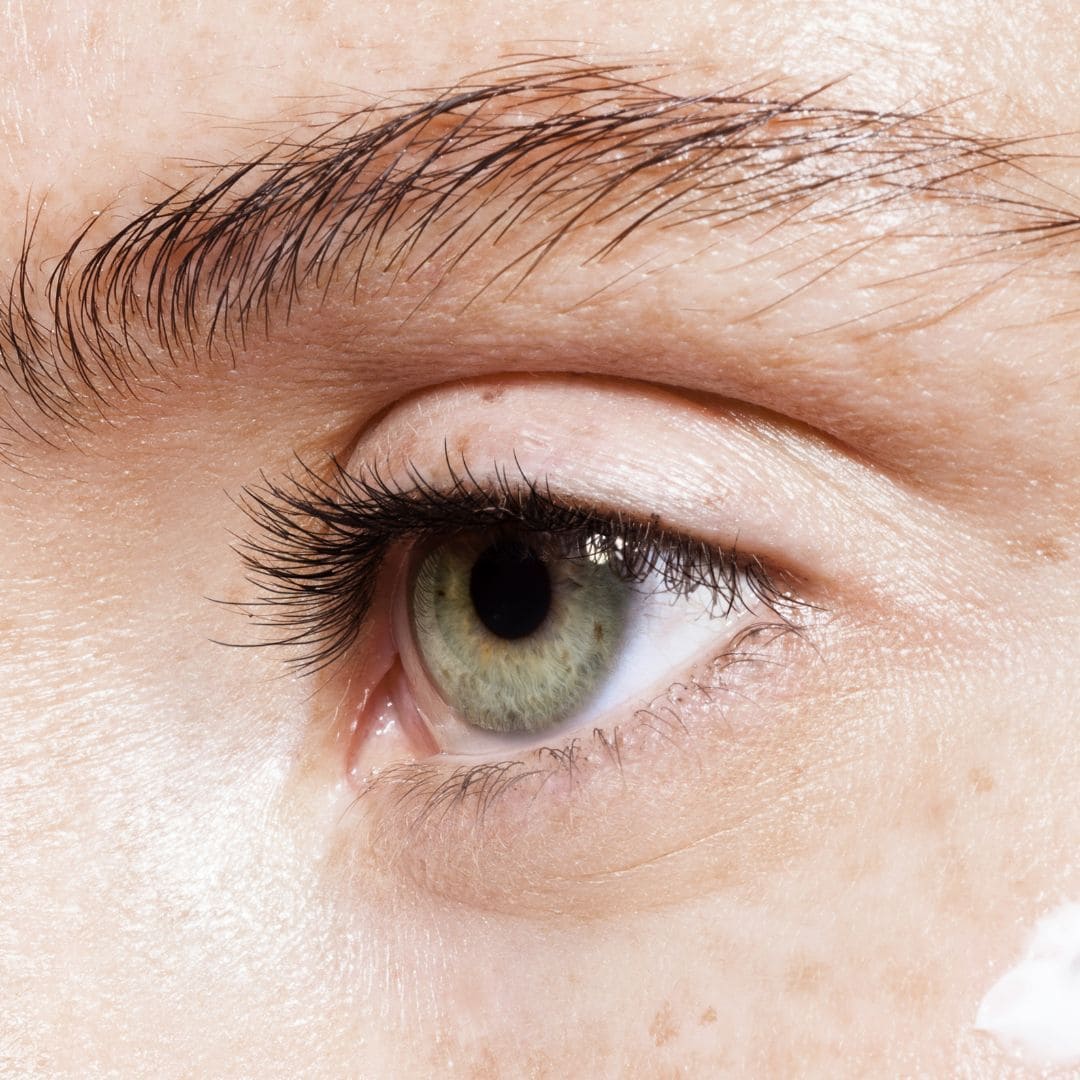 regard après avoir utilisé la crème pour les yeux de numbuzin