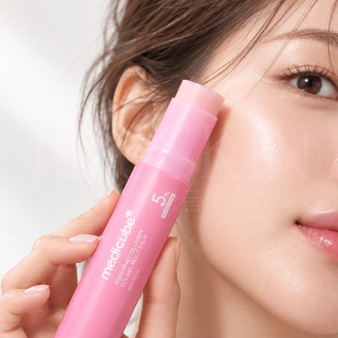Femme qui utilise le baume multi-usage repulpant au PDRN et collagène rose de Medicube