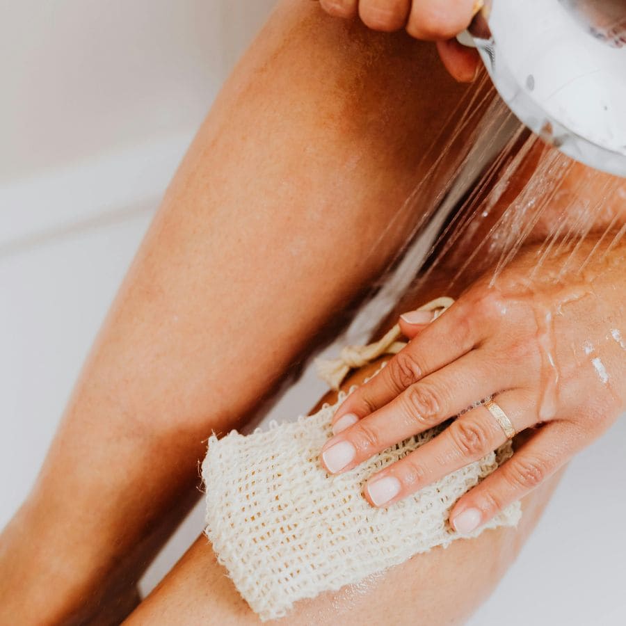 Photo d'une femme qui exfolie sa jambe