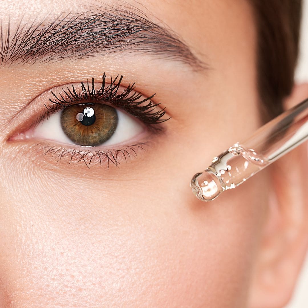 Visage avec un sérum hydratant