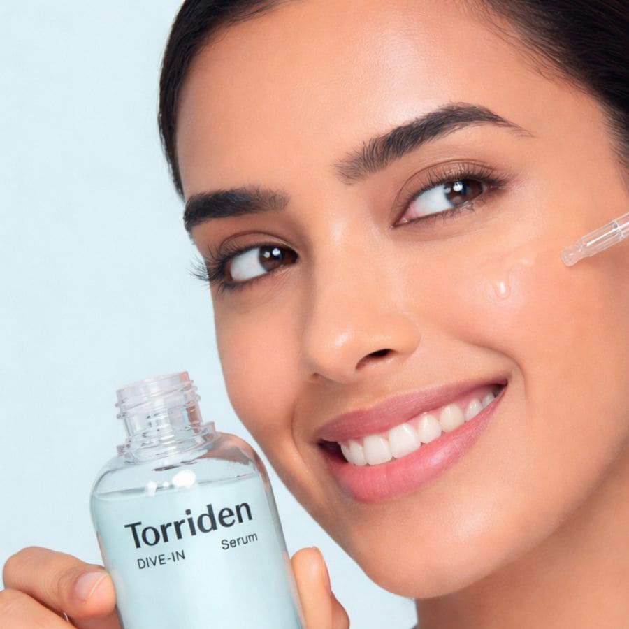 Visage d'une femme avec le sérum Torriden dive in