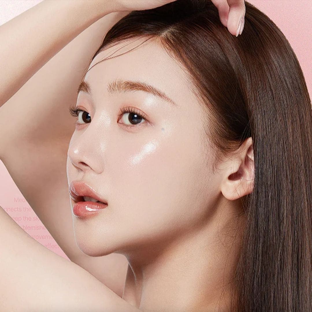 Medicube toner apaisant à la rose, PDRN et Cica avec un visage