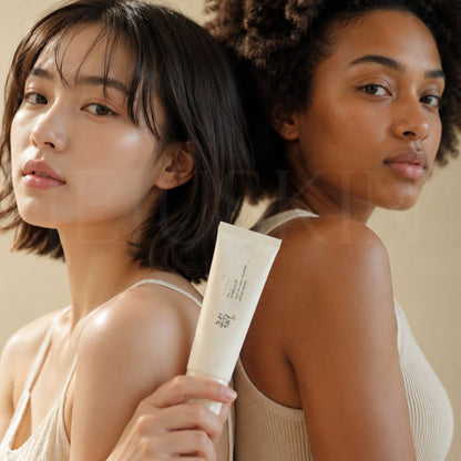 Deux femmes qui tiennent la crème solaire de beauty of joseon relief sun riz + probiotiques