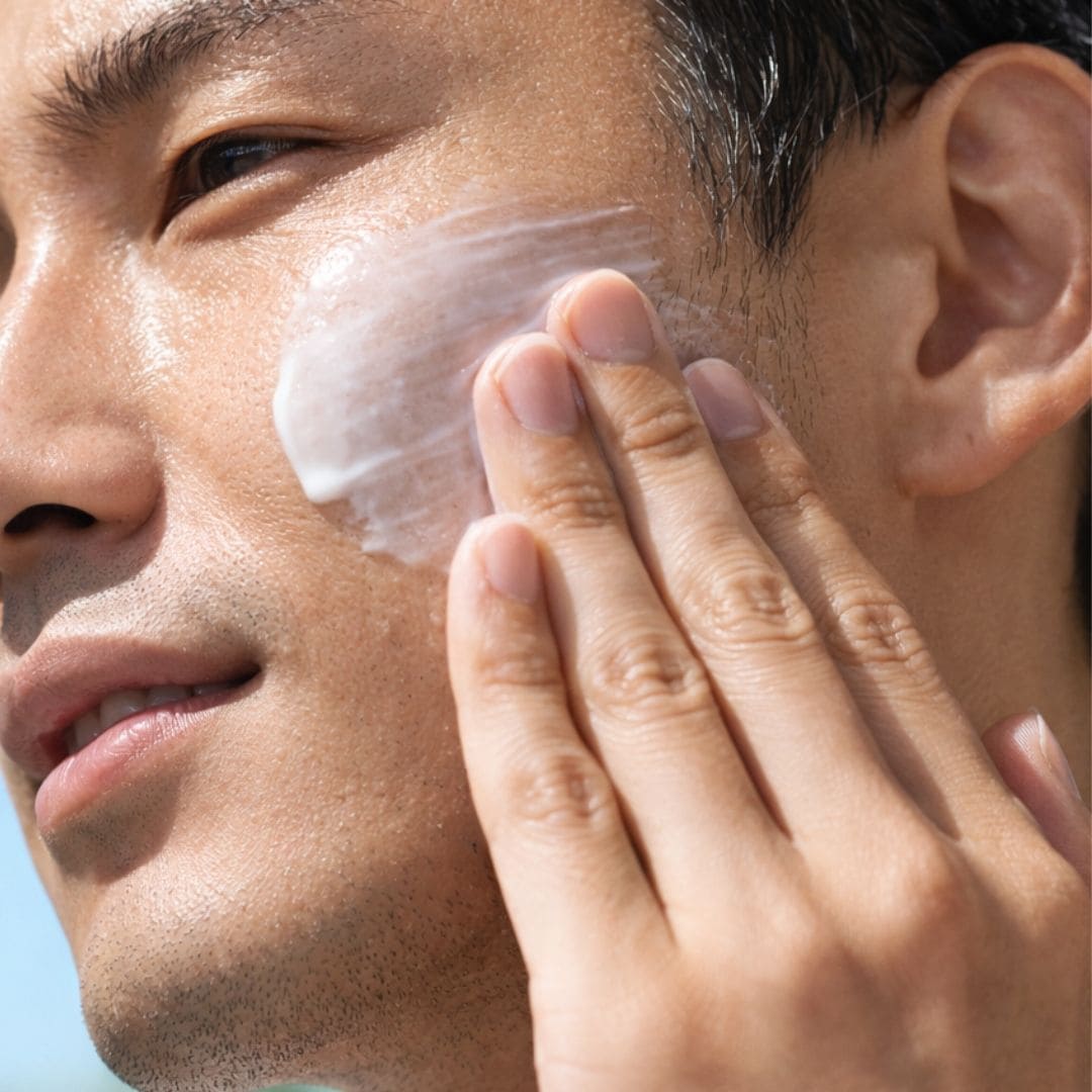 Image d'une homme appliquant la Bioré Essence solaire UV Aqua Rich Watery SPF 50+ 70g