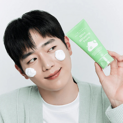 Sungboon Editor Mousse nettoyante ultra-riche pour les pores à la tomate verte texture avec un homme
