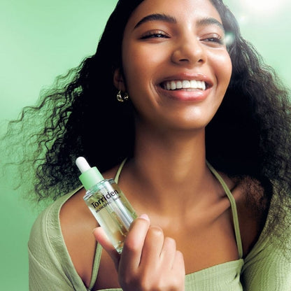 Femme avec le sérum apaisant à la Cica de Torriden