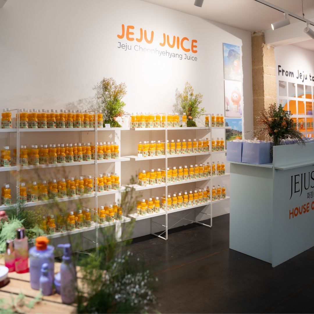 Pop up store Jejuskin avec des bouteille de jus de mandarine de Jeju