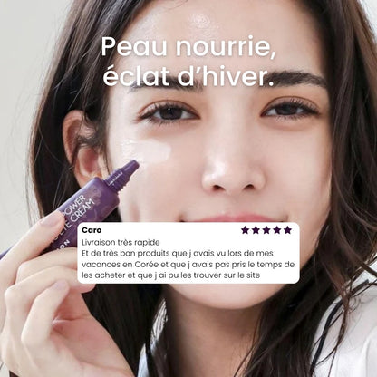 Femme appliquant la crème contour des yeux Mizon au collagène.