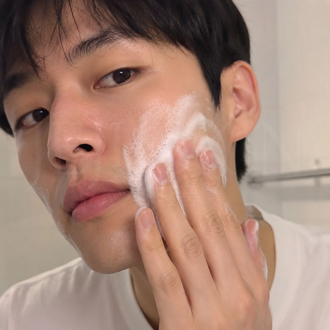 Homme qui utilise le nettoyant doux au haricot mungo de Beplain