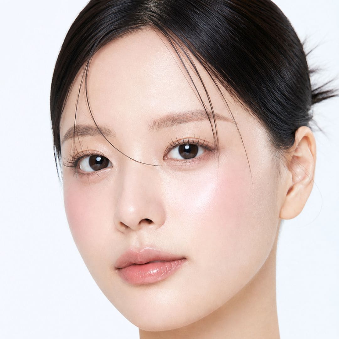 Visage d'une femme avec un teint rayonnant 